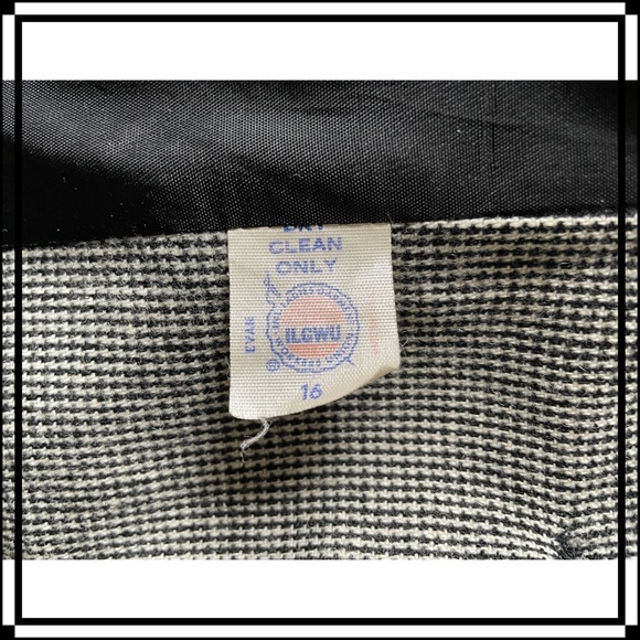 Vintage circa 80’s Dioresque pleat skirt w fitted jacket suit. - Picture 6 of 10